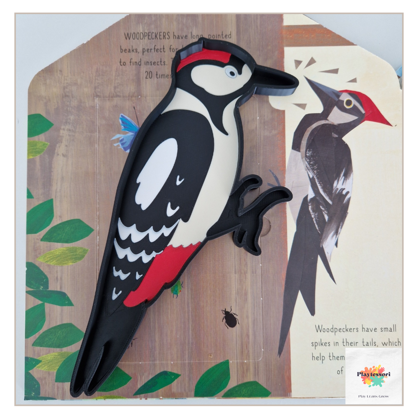 Wysypywanka Dzięcioł ułożona na ilustracji przedstawiającej dzięcioła na drzewie.