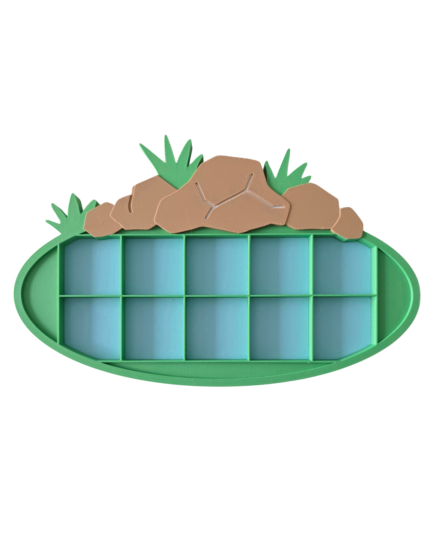 Zielona tabliczka sensoryczna 10 Frame w kształcie stawu z kamieniami i trawą – produkt edukacyjny do liczenia i sortowania.