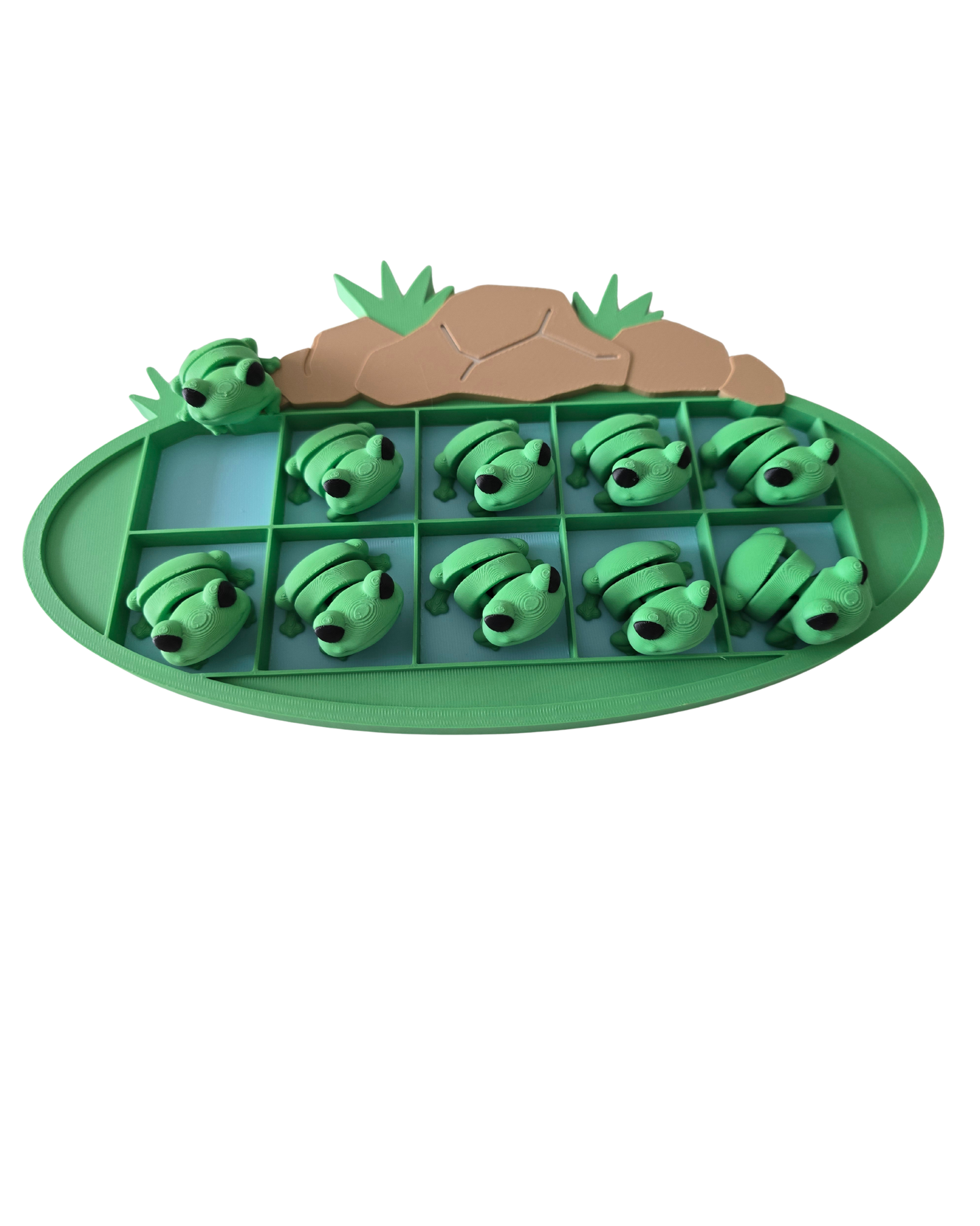 Zestaw edukacyjny z zieloną tabliczką do liczenia w kształcie stawu i 10 mini żabkami umieszczonymi w siatce dziesiętnej – materiał do nauki matematyki w stylu Montessori.