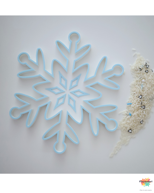 Zimowa wysypywanka sensoryczna Snowflake Playtessori 20 cm w kolorze białym z jasnoniebieską lamówką
