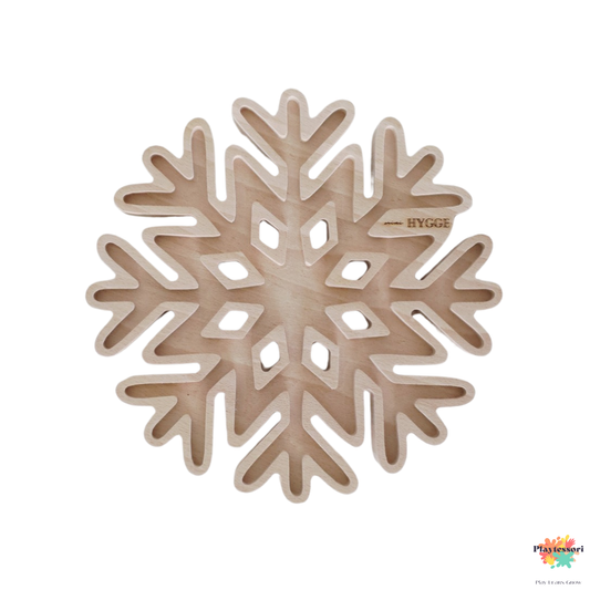 Drewniana wysypywanka sensoryczna w kształcie śnieżynki, naturalne drewno, tacka do sortowania i zimowych aktywności Montessori.